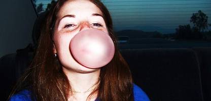 kaugummi: verklebt synthetische kaumasse den magen? das sagt eine medizinerin