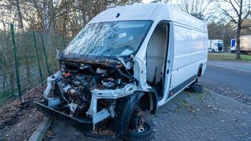 An der A1: Wie ein stehen gelassener Transporter sich langsam auflöst