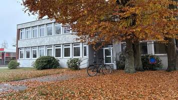 Onkologie-Praxis: Ex-Angestellte fordert Gehalt und klagt gegen Arbeitgeber