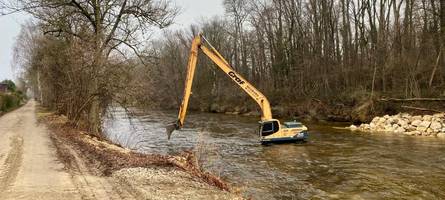 Rätsel um Bagger in der Wertach in Augsburg: Was es damit auf sich hat