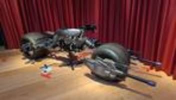 Besondere Auktion in London: Batmans Motorrad und Tolkiens Schreibtisch versteigert