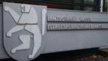 Gefesselt bäuchlings im Wagen: Wachkoma nach Einsatz: Prozess gegen Polizisten verschoben