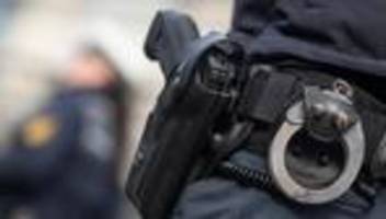 LKA ermittelt: Mann geht mit Messern auf Polizisten zu – Beamter schießt