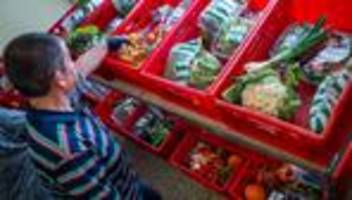 Lebensmittelspenden: Lebensmitteltafeln melden mehr ehrenamtliche Helfer