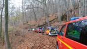 notfall: erschwerte rettung: mann stürzt in altem steinbruch