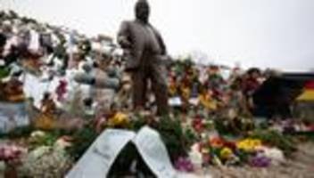 Politische Aktion: Gedenkveranstaltung bei Lübcke-Statue vor Adenauerhaus