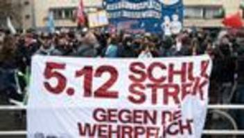 Schulstreik: Viele tausend Demonstranten bei Protesten gegen Wehrdienst
