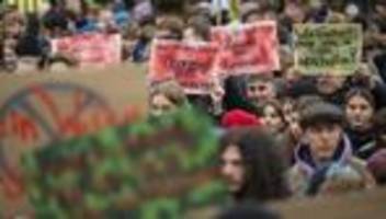 kriegstüchtigkeit: schülerproteste gegen wehrdienst in vielen städten