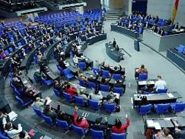 Bundestag verlängert Haltelinie: Verbände kritisieren Rentenpaket als schlicht unfinanzierbar