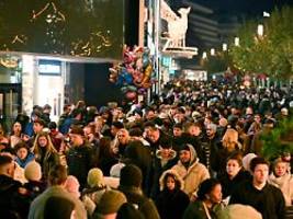 Einzelhandel unzufrieden: Viele Menschen sparen bei Weihnachtsgeschenken