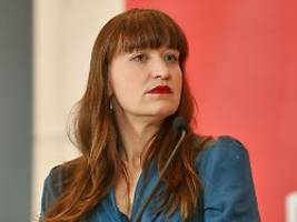 linke enthält sich bei rente: reichinnek: ohne kanzlermehrheit rollen köpfe in union