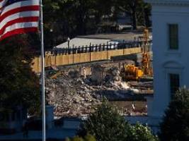 streit über größe des neubaus: trump trennt sich von seinem prunksaal-architekten