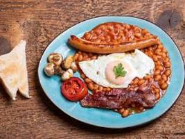 Wegen Mordverdachts im Gefängnis: Ehefrau soll Mann mit Lieblingsessen beinahe umgebracht haben