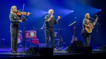 herman van veen singt zur begrüßung „auf wiedersehen. lebt wohl!“