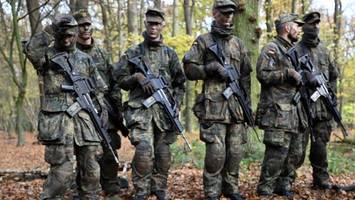 Wehrdienst: Viel Geld, etwas Zwang – wird Musterung wieder „furchtbar“?