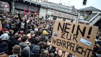 so läuft die schüler-demo gegen wehrdienst-pläne in berlin