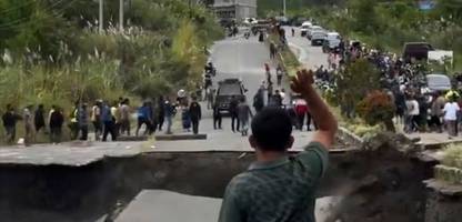 indonesien: straße stürzt nach tropensturm ein