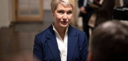 manuela schwesig in schwerin bei nord stream 2 - untersuchungsausschuss