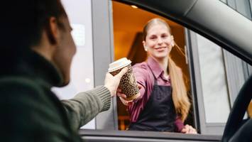 Brötchen am Drive-in-Schalter: Bäcker Junge eröffnet Filiale an B431