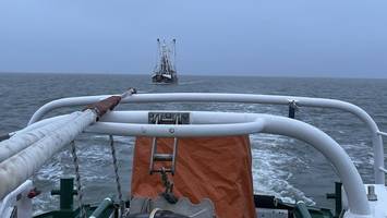 Nach Maschinenausfall: Seenotretter schleppen Krabbenkutter ab