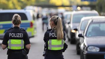 Polizei sperrt A21: Dreiste Autofahrer räumen Barrikaden weg
