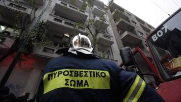 sturm lähmt die Ägäis: straßen überflutet, schulen bleiben geschlossen