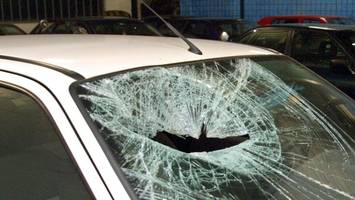 Vandalismus: Täter zerschmettern Autoscheiben an BMW, VW, Skoda und Kia