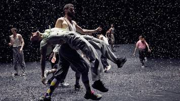 Bei diesem Tanztheater sitzt auch Ex-Ballettchef Demis Volpi im Publikum