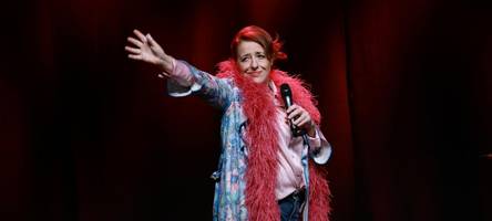 „ich bin die taylor swift bayerns“: luise kinseher tritt als „mary from bavary“ in augsburg auf