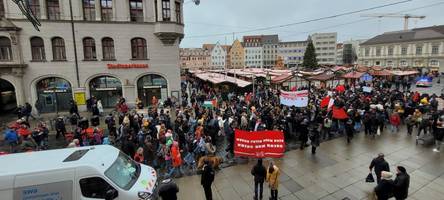 mehr als 200 teilnehmer: schulstreik gegen wehrpflicht zieht durch augsburg