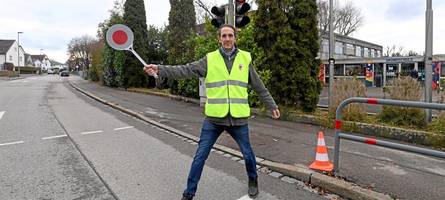 „im letzten moment an kapuze zurückgezogen“: warum schulweghelfer so wichtig sind