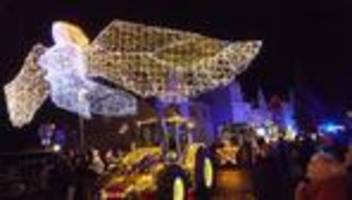 Benefizaktion: Leuchtender Treckerkorso besucht krebskranke Kinder