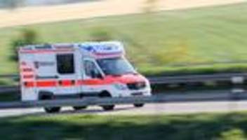 unfälle: mann will lkw-anhänger mit händen stoppen und wird verletzt