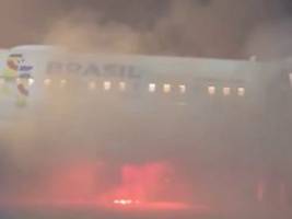 panik in são paulo: flammen unter airbus-maschine: 169 passagiere evakuiert