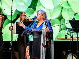 Zutiefst erschüttert: Kathy Kelly sagt Konzert nach Todesfall kurzfristig ab