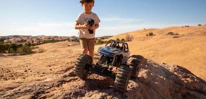 ferngelenkte autos im test: dickie, carson, traxxas, revell und carrera