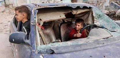 Vor dem Besuch von Bundeskanzler Merz in Israel: Wie die Menschen in Gaza die Waffenruhe erleben – und wie es weitergeht