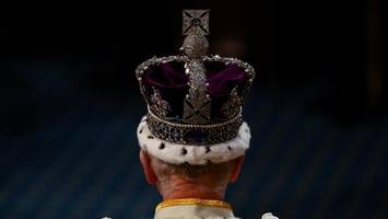 kuchen auf vitrine mit britischen kronjuwelen geworfen