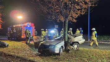 oldtimer prallt gegen baum – fahrer wird eingeklemmt und schwer verletzt