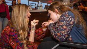 todkranke sarah rührt superstar joss stone bei hamburg-besuch zu tränen