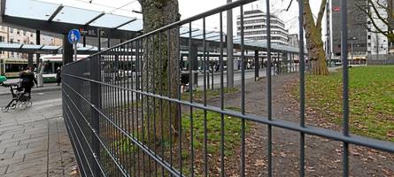 „Wie sinnvoll ist das wirklich?“ So bewerten Passanten den neuen Zaun am Königsplatz