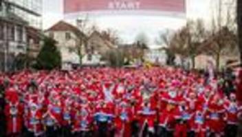 Adventszeit: Hunderte Nikoläuse rennen durch Michendorf