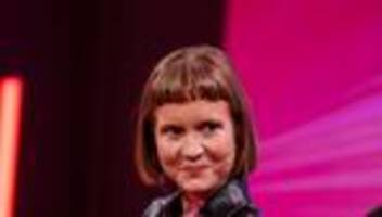 bücher: caroline wahl dominiert nrw-ausleihcharts in bibliotheken