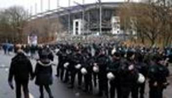 fußball: polizei meldet auseinandersetzung im stadion vor nordderby