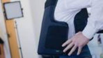 justiz und polizei: gerichtsvollzieher mit schutzwesten ausgestattet