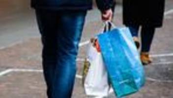 Weihnachtsgeschäft: Adventszeit: Kunden halten sich beim Einkaufen noch zurück