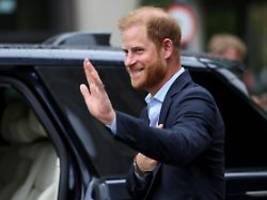 wie in 'downton abbey': prinz harry scherzt über leben als royal