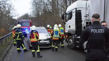 auto und lkw stoßen zusammen – polizei sperrt straße richtung a25