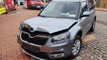 Autofahrerin (75) rammt Sparkassenfiliale – tausende Euro verpulvert