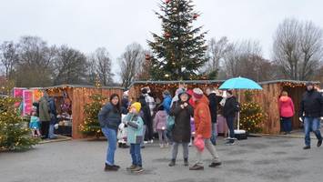Gewöhnungsbedürftig: Parkplatz-Weihnachtsmarkt ohne festliches Flair